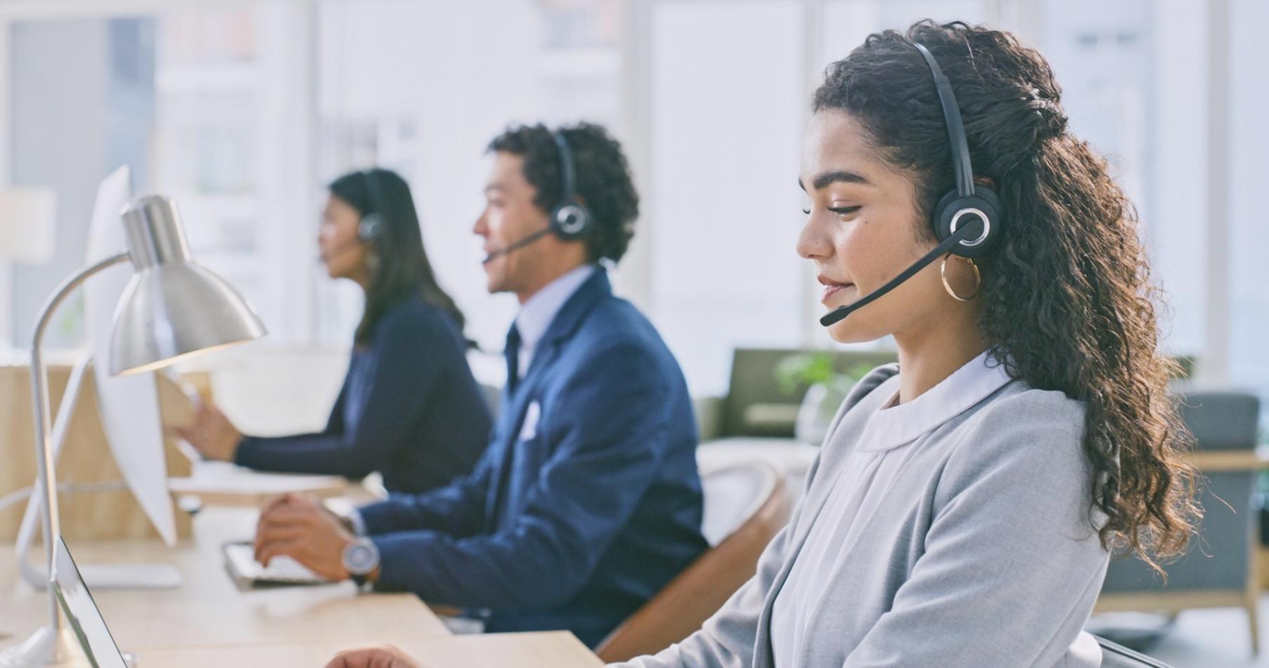 Deltagere arbejder med opgaver