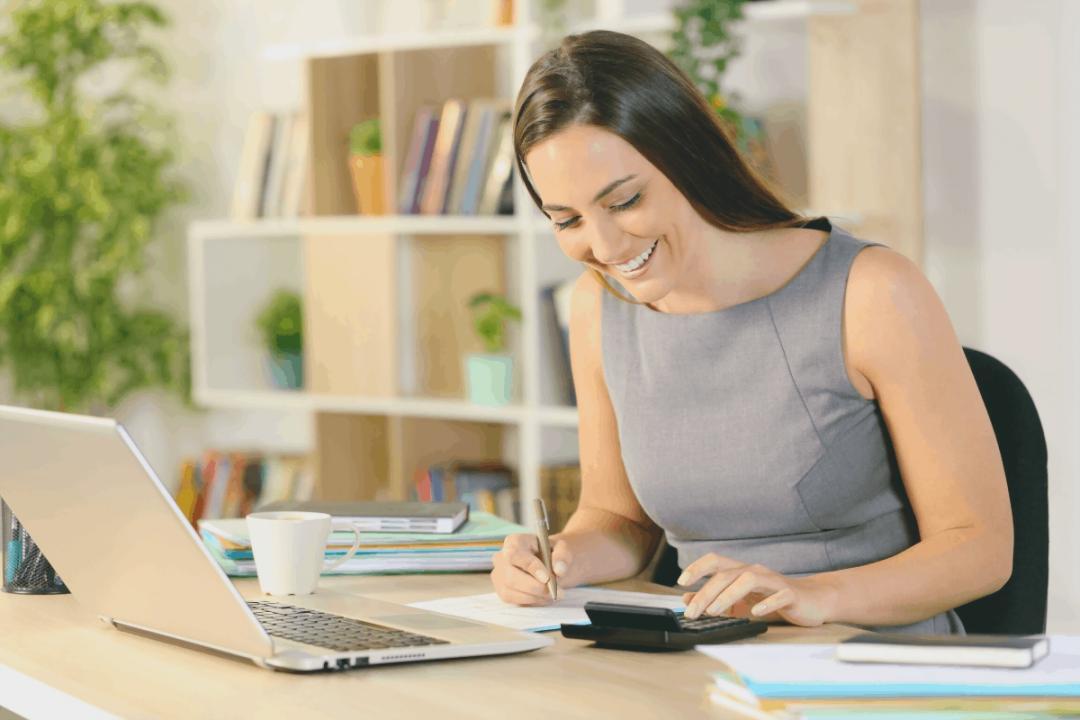 Person der arbejder med finansielle noter ved et skrivebord